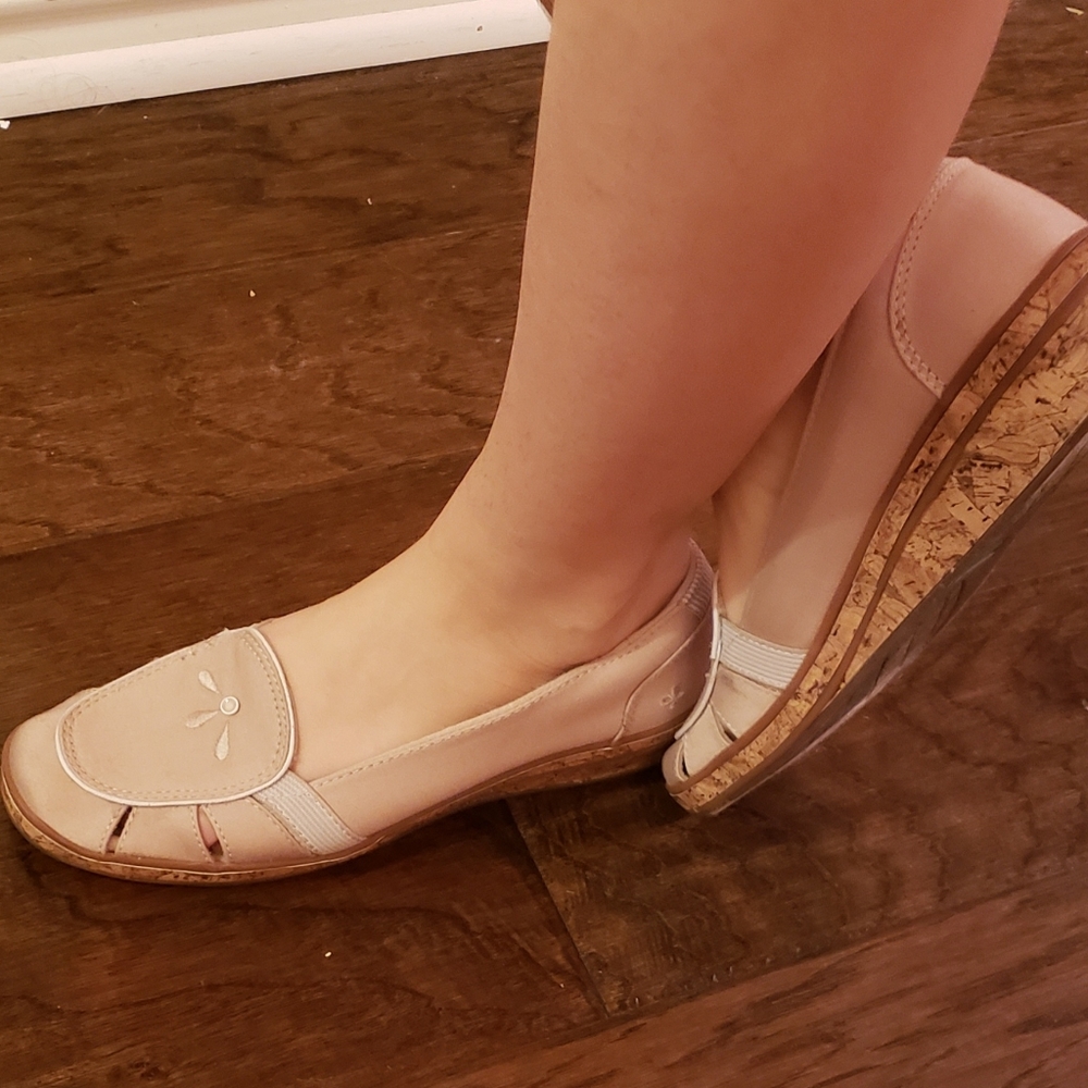 Elegant beige shoes